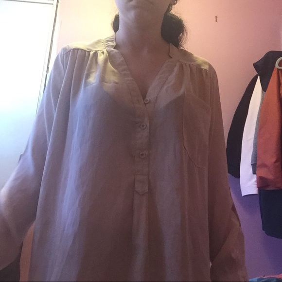 A blouse - Picture 1 of 3